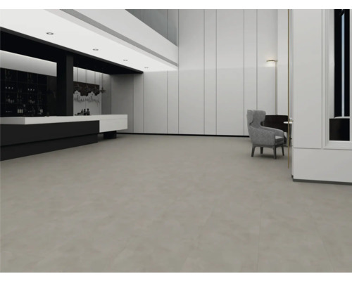 Ruim, modern interieur met grote grijze vloertegels, witte paneelwanden en een minimalistisch ontwerp.