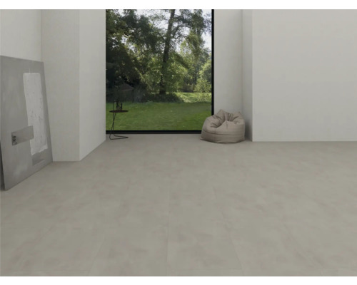 Moderne, lichte kamer met lichtgrijze vinylvloer met betonlook, groot raam met uitzicht op de tuin en een zitzak.