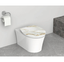 Toiletbril met wit marmerdecor en goudkleurige aders op een wit wandcloset. Moderne lichte badkamer met grijze stenen vloer.