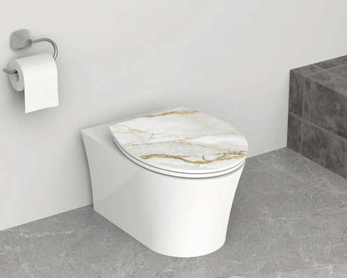 Toiletbril met wit marmerdecor en goudkleurige aders op een wit wandcloset. Moderne lichte badkamer met grijze stenen vloer.