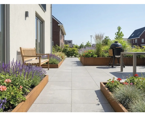 Modern licht terras met lichtgrijze tegels, houten bank, plantenbakken van cortenstaal en een zwarte kamado-barbecue.