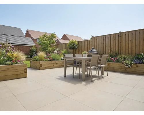 Licht en ruim terras met grootformaat vloertegels, modern tuinmeubilair, houten borders en een houten schutting.