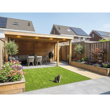 Moderne, lichte tuin met houten overkapping, tuinset, houten plantenbakken, kunstgras en een betegeld terras.