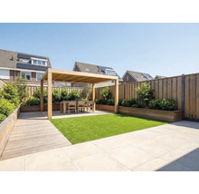 Moderne tuin met houten pergola, eethoek, kunstgras, lichte terrastegels en houten plantenbakken langs een houten schutting.