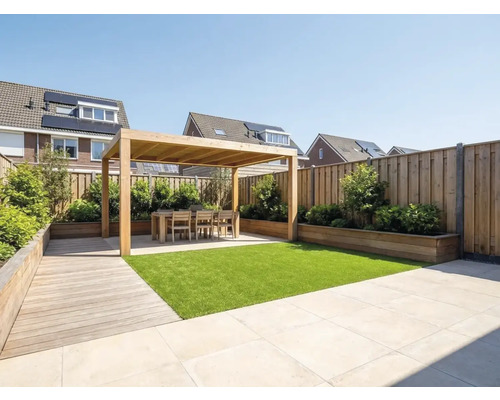Moderne tuin met houten pergola, eethoek, kunstgras, lichte terrastegels en houten plantenbakken langs een houten schutting.