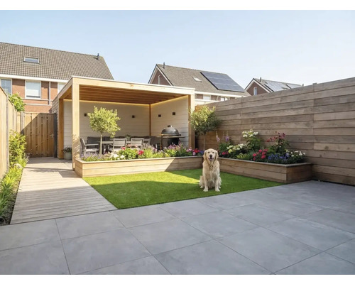 Moderne tuin met houten overkapping, zithoek, barbecue, houten plantenbakken, kunstgras, grijze terrastegels en een schutting.