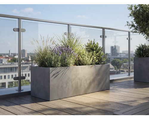 Rechthoekige plantenbak in betonlook op een dakterras met houten vloer en glazen reling, beplant met lavendel en grassen.