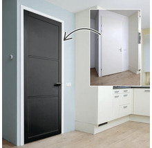 Voor en na vergelijking van een binnendeur: een eenvoudige witte deur wordt vervangen door een moderne zwarte deur met horizontale groeven.