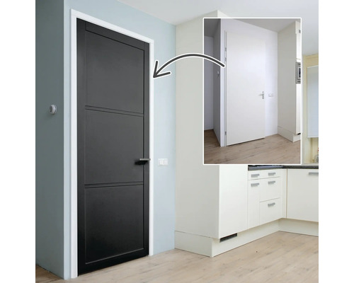 Voor en na vergelijking van een binnendeur: een eenvoudige witte deur wordt vervangen door een moderne zwarte deur met horizontale groeven.