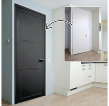 Voor-en-na-vergelijking van een deurrenovatie met een moderne donkere binnendeur met drie horizontale lijnen en bijpassend deurbeslag.