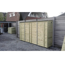 Containerberging van geïmpregneerd hout voor meerdere containers voor een houten schutting op grind.