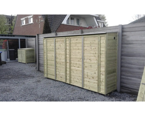 Containerberging van geïmpregneerd hout voor meerdere containers voor een houten schutting op grind.