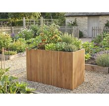 Hoge plantenbak van verticale houten latten met tomaten en kruiden in een lichte, georganiseerde tuin met grindpaden.