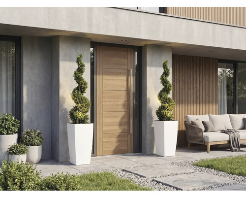 Moderne entree met houten voordeur, lange metalen handgreep, twee spiraalvormige planten in hoge witte plantenbakken en tuinmeubilair.