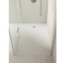 Moderne inloopdouche met een gelijkvloerse douchebak, decoratieve vierkante afvoer, glazen wand en verticale wandtegels.