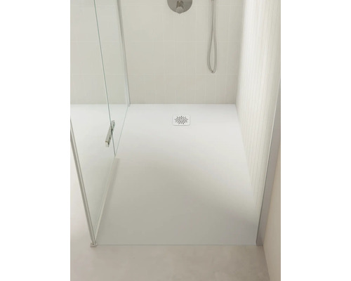 Moderne inloopdouche met een gelijkvloerse douchebak, decoratieve vierkante afvoer, glazen wand en verticale wandtegels.