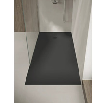 Gelijkvloerse, rechthoekige douchebak in antraciet met een vierkant rooster, geïnstalleerd in een moderne douche met glaswand.