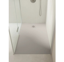 Moderne inloopdouche met grote rechthoekige douchebak, lichte tegels en een glazen douchewand.