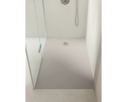 Moderne inloopdouche met grote rechthoekige douchebak, lichte tegels en een glazen douchewand.