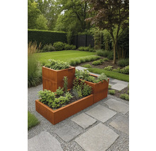 Moderne tuin met modulaire moestuinbakken van cortenstaal op grind en stapstenen, beplant met diverse kruiden.