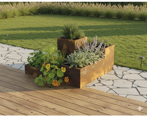Modulaire verhoogde plantenbak van cortenstaal in een tuin met planten, naast een houten terras en een stenen pad.