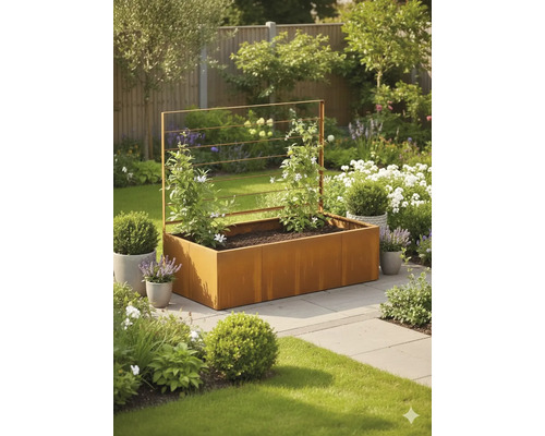 Rechthoekige metalen verhoogde plantenbak in roestlook met klimrek en bloeiende klimplanten op een terras in de tuin.
