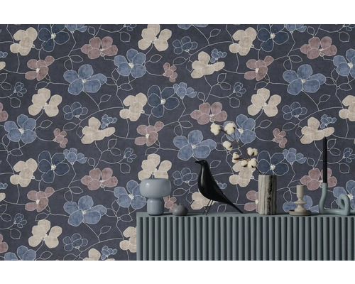 Vliesbehang met abstract bloemenpatroon in blauw, mauve en beige achter een dressoir met decoratieartikelen.