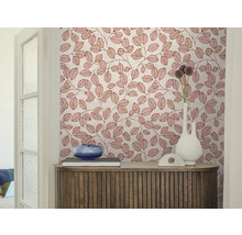 Vliesbehang met bladerpatroon en ranken in een modern interieur met houten dressoir en decoratieve elementen.