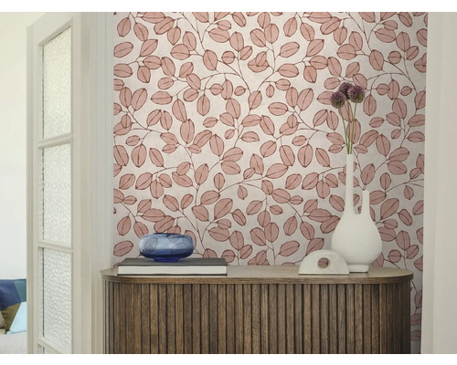 Vliesbehang met bladerpatroon en ranken in een modern interieur met houten dressoir en decoratieve elementen.