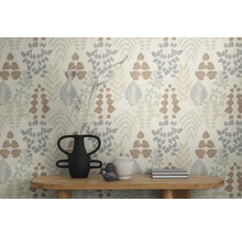 Behang met bladpatroon in natuurtinten op een muur achter een houten bank met decoratieve vazen in een lichte, georganiseerde kamer.