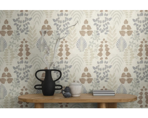 Behang met bladpatroon in natuurtinten op een muur achter een houten bank met decoratieve vazen in een lichte, georganiseerde kamer.