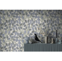 Vliesbehang met bladpatroon en ranken in een modern ingerichte woonkamer met dressoir, decoratiefiguur en vaas.