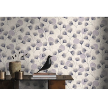Vliesbehang met ginkgo-bladeren patroon en abstracte cirkels in een modern interieur.