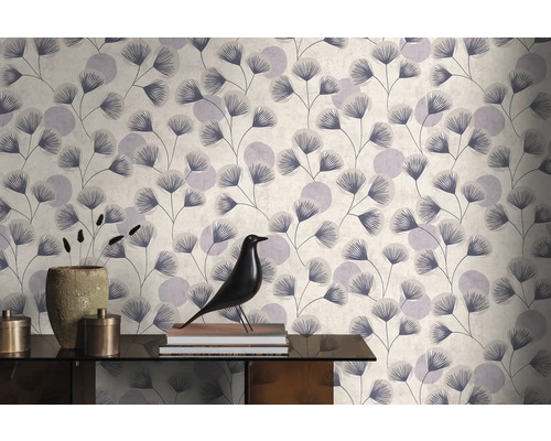 Vliesbehang met ginkgo-bladeren patroon en abstracte cirkels in een modern interieur.