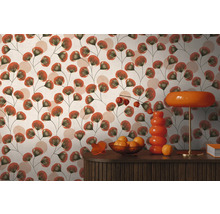 Behang met bloemenpatroon van waaiervormige bladeren op dunne stelen in een kamer met houten dressoir, vaas en tafellamp.