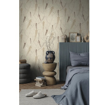 Vliesbehang met botanisch bladpatroon in een modern ingerichte slaapkamer met gestructureerd hoofdbord en houten decoratie.