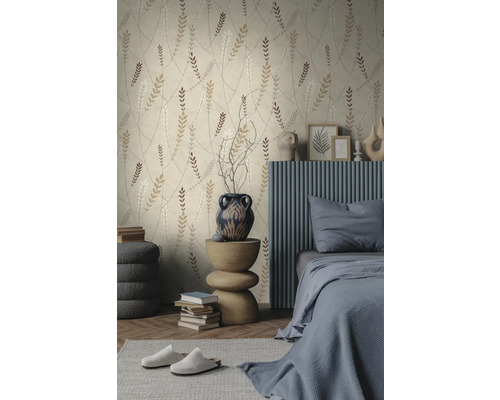 Vliesbehang met botanisch bladpatroon in een modern ingerichte slaapkamer met gestructureerd hoofdbord en houten decoratie.