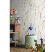 Behang met bladermotief in een lichte, modern ingerichte kamer met houten rek en kleurrijke decoratie.