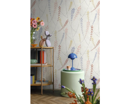 Behang met bladermotief in een lichte, modern ingerichte kamer met houten rek en kleurrijke decoratie.