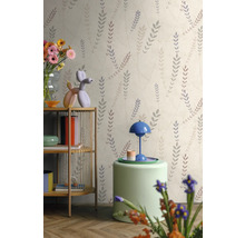 Vliesbehang met botanisch patroon in een lichte kamer met houten rek en bijzettafel met lamp.