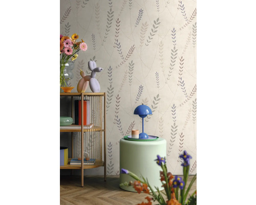 Vliesbehang met botanisch patroon in een lichte kamer met houten rek en bijzettafel met lamp.