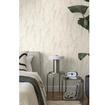 Vliesbehang met fijn bladpatroon en lijnen in een lichte slaapkamer met modern bed, metalen kruk en kamerplant.