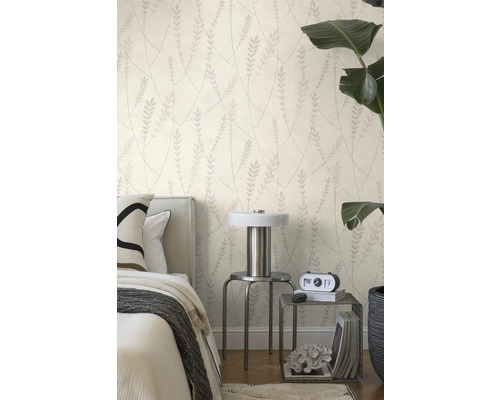 Vliesbehang met fijn bladpatroon en lijnen in een lichte slaapkamer met modern bed, metalen kruk en kamerplant.