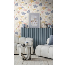 Moderne woonkamer met bloemenbehang, blauwe wandpanelen met latten, witte bouclé banken en een ronde bijzetafel.
