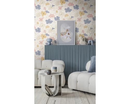 Moderne woonkamer met bloemenbehang, blauwe wandpanelen met latten, witte bouclé banken en een ronde bijzetafel.