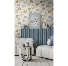 Moderne woonkamer met bloemenbehang in blauw en beige. Witte bouclé bank voor blauwe wandpanelen met houten latten.