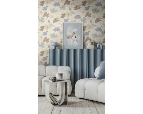Moderne woonkamer met bloemenbehang in blauw en beige. Witte bouclé bank voor blauwe wandpanelen met houten latten.