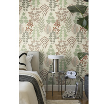 Moderne slaapkamer met vliesbehang met botanisch patroon van verschillende bladeren naast een bed en metalen bijzettafels.