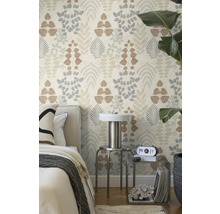 Botanisch behang met bladpatronen in beige en grijs in een slaapkamer met bed en metalen bijzettafels.