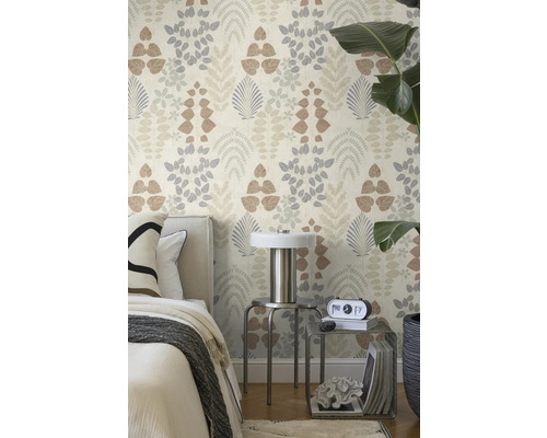 Botanisch behang met bladpatronen in beige en grijs in een slaapkamer met bed en metalen bijzettafels.